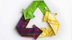 Переработка одежды и текстиля с RECYCLE