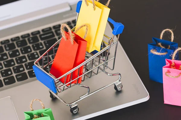 2261140636 w600 h600 shopping v internete