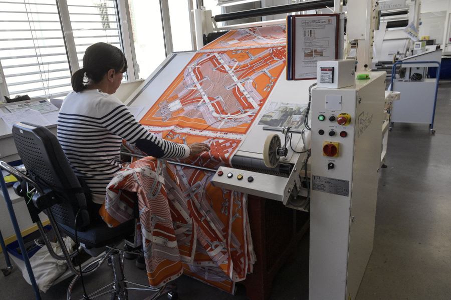 Hermès расширяет текстильное производство дополнительными печатными линиями
