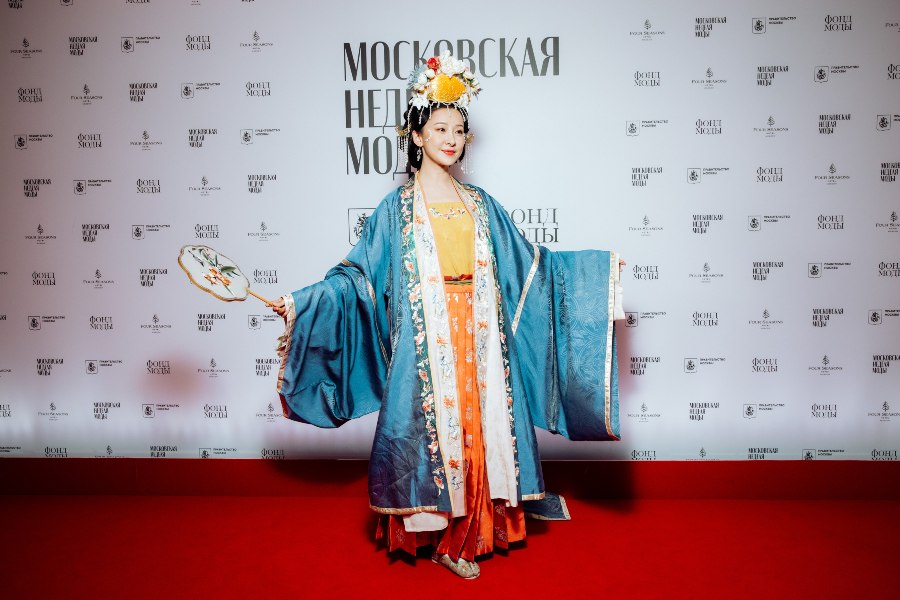 Актриса из Китая Лили Цзи предстала на Московской неделе моды в платьях двух династических эпох
