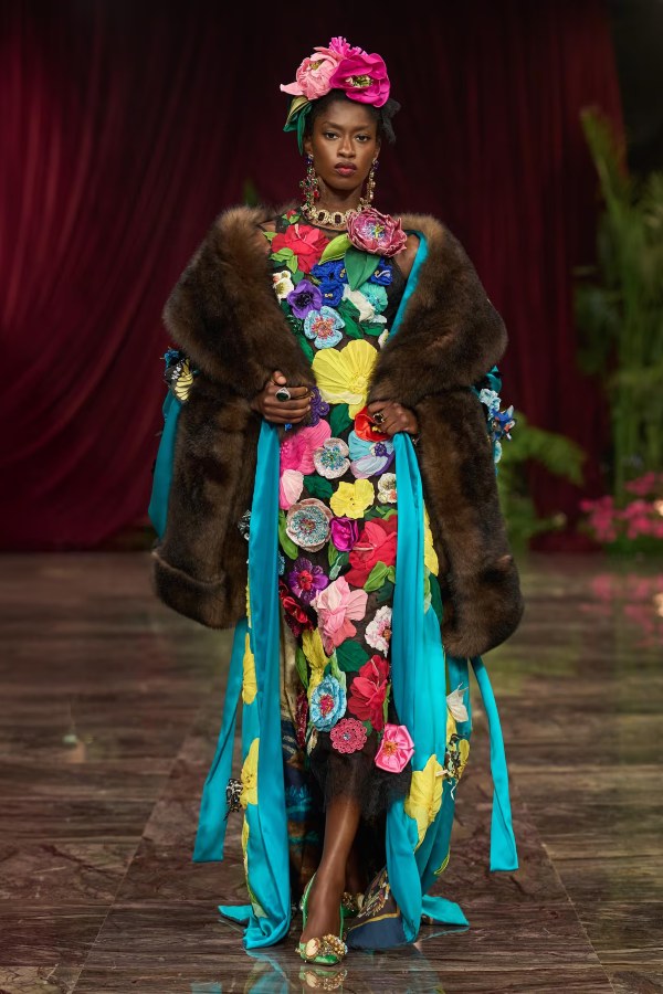 Союз нитей Coats и вышивальных машин Tajima сквозь «цветочные сады» Dolce&Gabbana