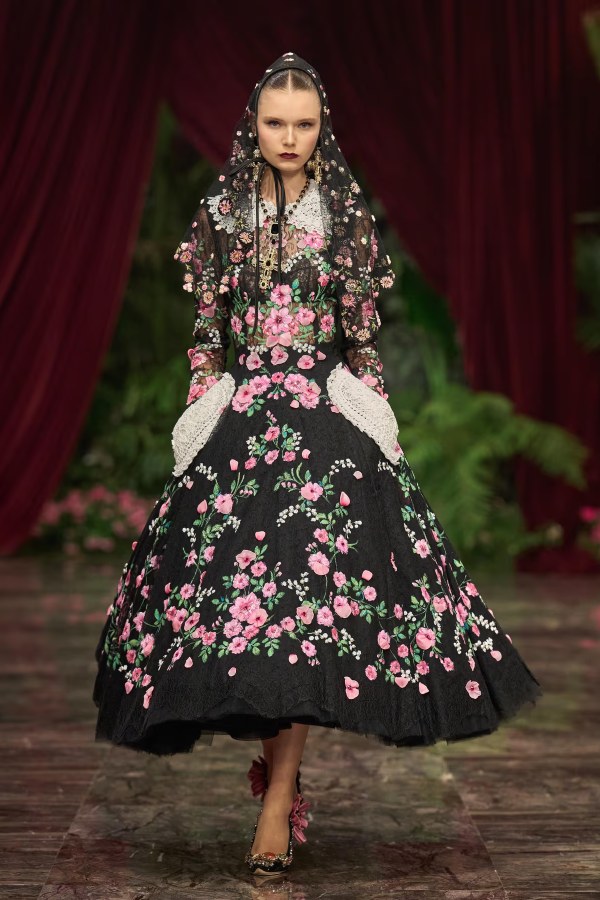 Союз нитей Coats и вышивальных машин Tajima сквозь «цветочные сады» Dolce&Gabbana
