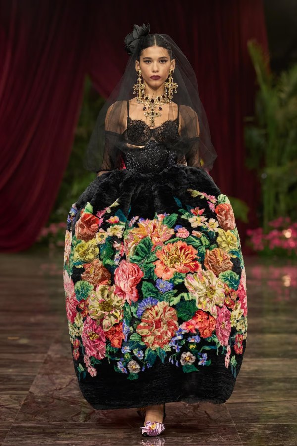 Союз нитей Coats и вышивальных машин Tajima сквозь «цветочные сады» Dolce&Gabbana
